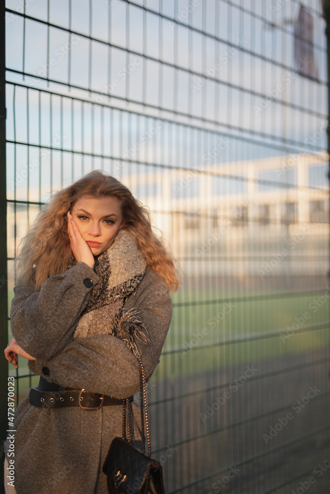 Wunderbare Schöne Frau mit Blondem Haar  und Grauen Mantel in der Winter Zeit in Berlin