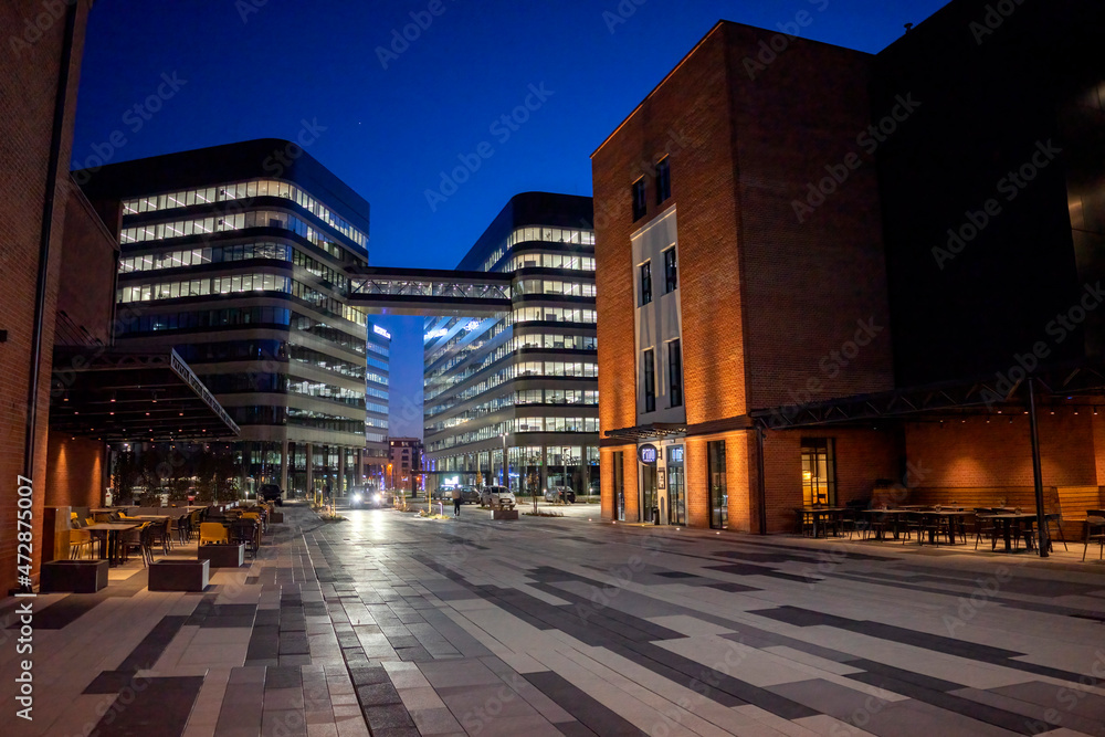 Obraz premium Kraków, Polska, Fabryczna city. Nocne zdjęcia kompleksu mieszkalno biurowego.