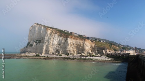Obraz na plátně Paysage de côte normande, avec la falaise du cap Fagnet, tombant à pic dans la m