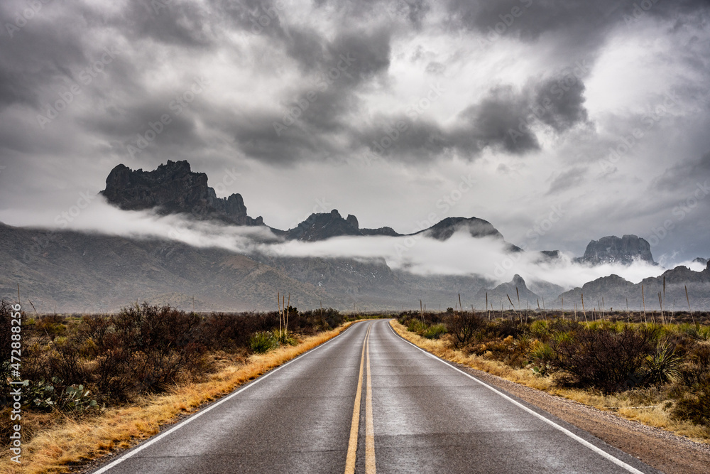Fototapeta premium Empty Road Leading Up to Chisos Mountains