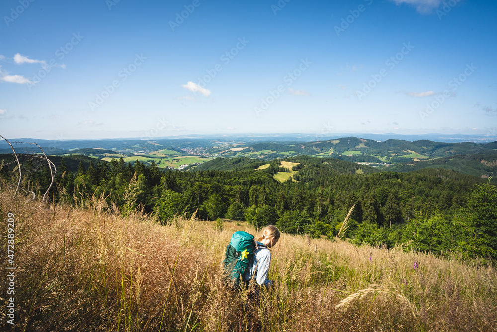 junge Frau mit blonden Haar wandert im Thüringer Wald mit grünem Rucksack junge Frau mit blonden Haar wandert im Thüringer Wald mit grünem Rucksack