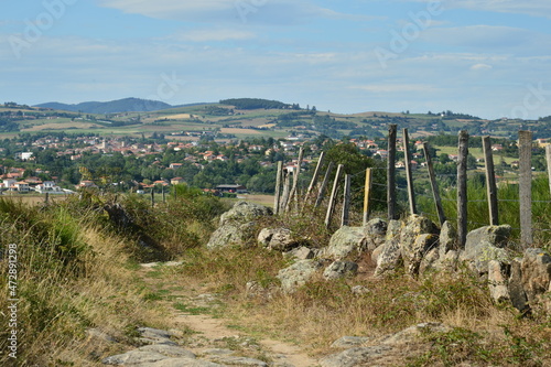 sur le chemin de campagne dans les monts du lyonnais