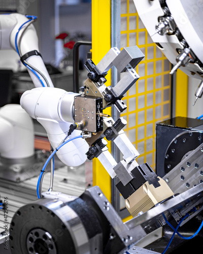 automatisierte Werkstückbeladung mittels kollaborierendem Roboter in Werkstückspannmittel in Bearbeitungszentrum photo