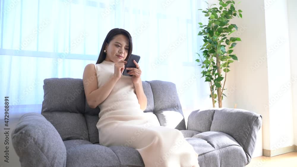 スマートフォン 女性 室内 スマートフォン 女性 室内