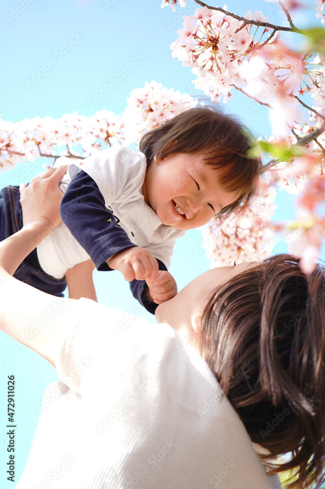 Naklejka premium 子供を高い高いする母親
