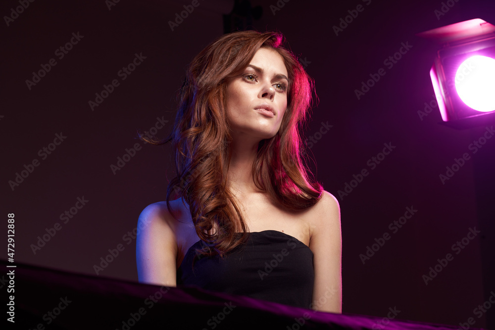 Naklejka premium woman model black dress posing studio fashion hairstyle dark background