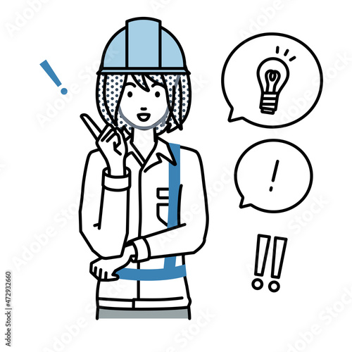 立って素晴らしいアイデアをひらめいた工事現場の女性 フキダシに電球と感嘆符のセット