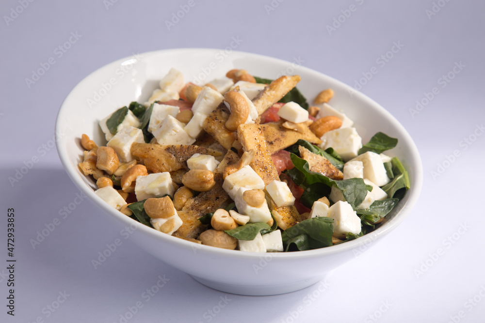 Ensalada cercana en fondo blanco muy saludable Ensalada cercana en fondo blanco muy saludable