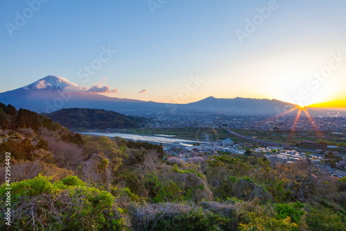 富士山と日の出の風景 静岡県富士市岩淵にて