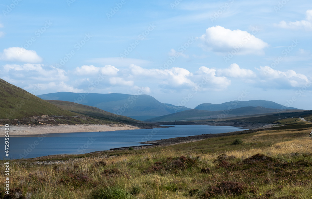 Obraz premium Glascarnoch Dam over Loch Glascarnoch