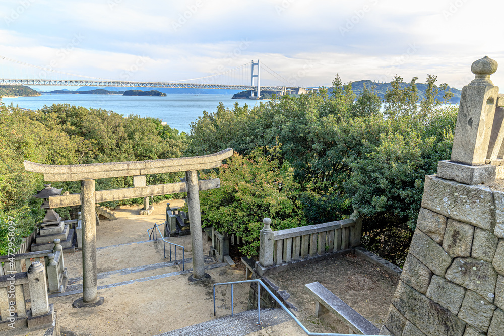 夕暮れ時の下津井祇園神社と瀬戸大橋 岡山県倉敷市 Shimotsui Gion Shrine at dusk and Setoo Bridge. Okayama-ken Kurashiki city 夕暮れ時の下津井祇園神社と瀬戸大橋 岡山県倉敷市 Shimotsui Gion Shrine at dusk and Setoo Bridge. Okayama-ken Kurashiki city