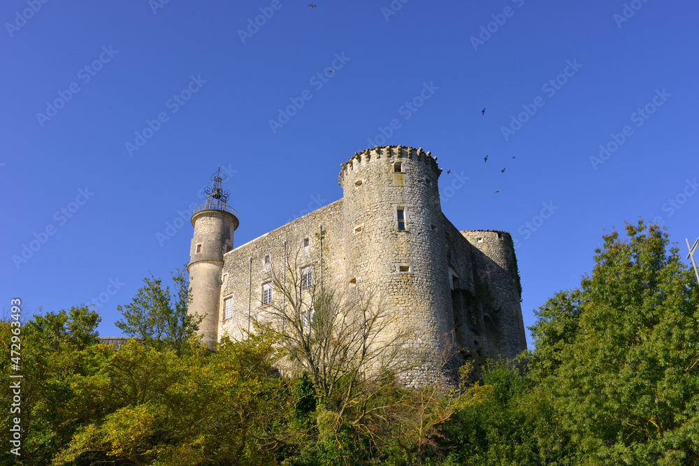 Le château, Mairie de Lussan (30580) au ciel bleu, département du Gard en région Occitanie, France