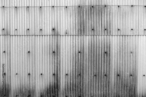 モノクロの汚れたトタンの壁の風景2 photo