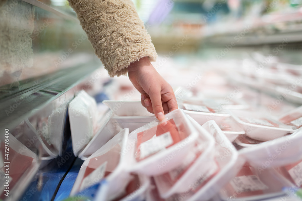 スーパーマーケットで商品を手に取る子供の手 foto de Stock | Adobe Stock
