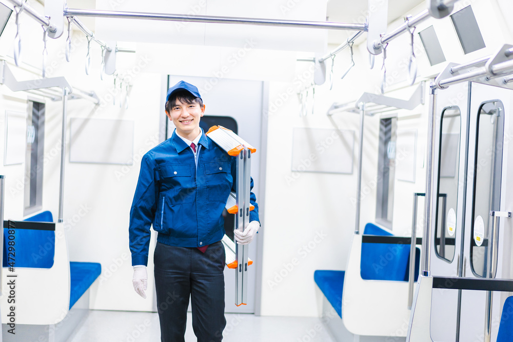 電車の整備をする男性技術スタッフ 電車の整備をする男性技術スタッフ