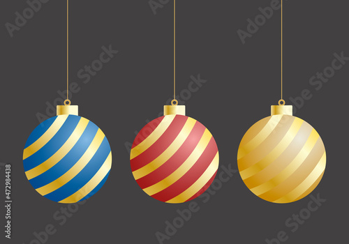 Bolas de navidad rojo, azul y dorada en fondo azul.