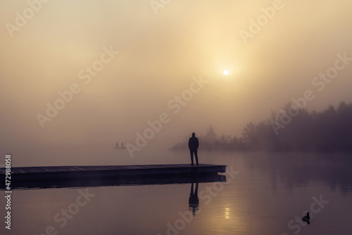 Nebliger Morgen an einem See in Österreich
