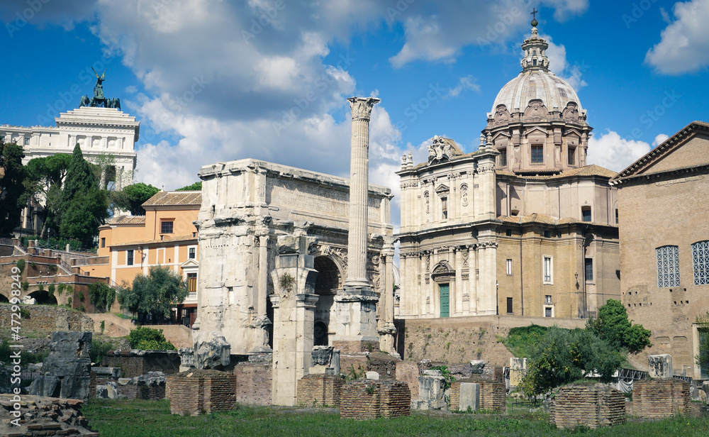 View of the Arch of Septimius Severus and the column of Phocas