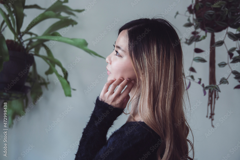 植物に囲まれた室内と美しいロングヘアの女性 植物に囲まれた室内と美しいロングヘアの女性