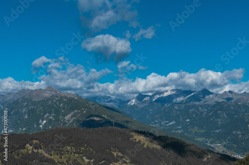 Bergige Landschaft in Österreich.  Blick von einem hochgelegenen Punkt auf  eine Gebirgskette. Sonniger Herbsttag © lucky  photographer