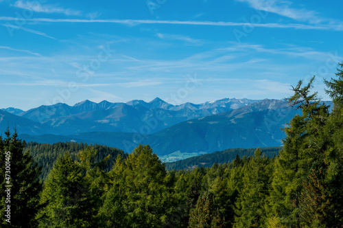 Bergige Landschaft in Österreich.  Blick von einem hochgelegenen Punkt auf  eine Gebirgskette. Sonniger Herbsttag © lucky  photographer