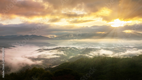 雲海に囲まれる幻想的な朝