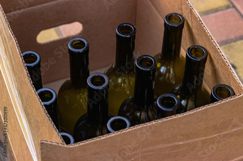 Obraz na płótnie
Cardboard box with empty wine bottles prepared for bottling w salonie