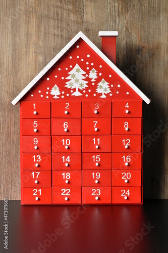calendrier de l'avent sur fond en bois