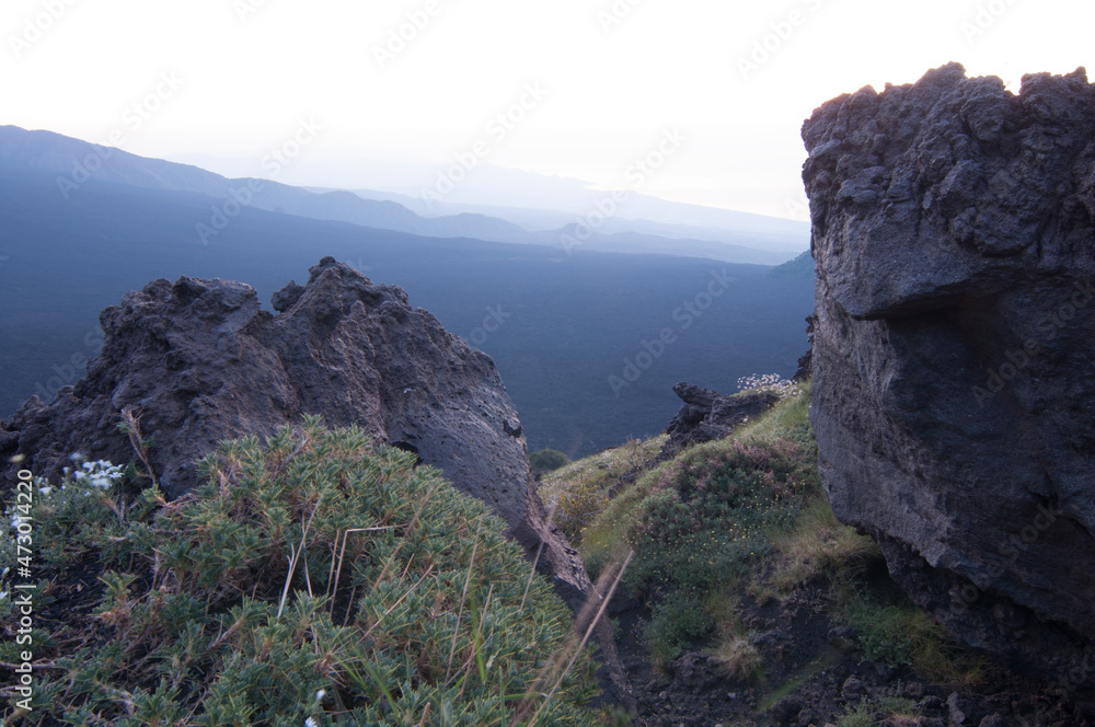 Obraz premium Vista tra le rocce del vulcano Etna