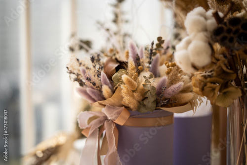 Tableau sur toile dry inflorescences are collected in a beautiful composition in a hat box