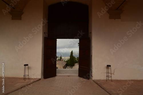 porta del monastero la verna che si affaccia sul panorama photo