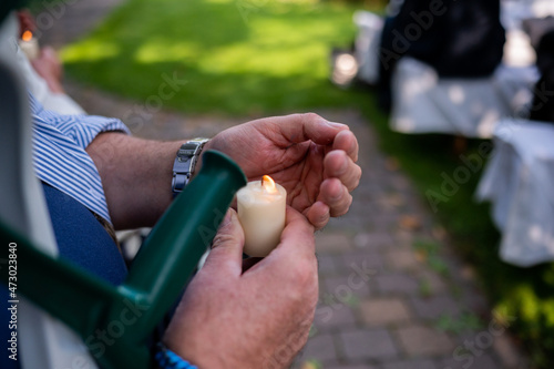 Hand mit einer Kerze die Brand Kerzenschein in der Hand