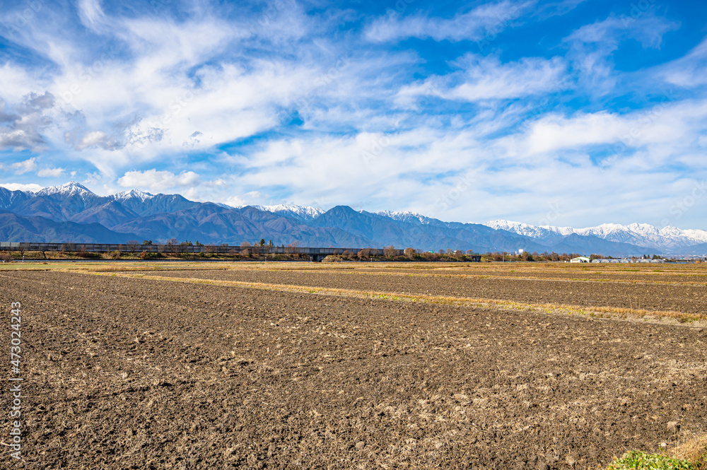 冬の田園風景と山岳地帯 冬の田園風景と山岳地帯