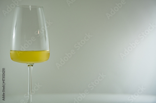 vasos de cristal sobre fondo blanco con reflejos, de vino blanco y vino tinto 