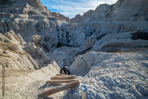 Φωτογραφία Climbing the Ladder on Notch Trail Badlands National Park