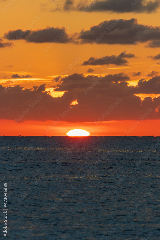 Salida del sol al amanecer desde la playa Salida del sol al amanecer desde la playa
