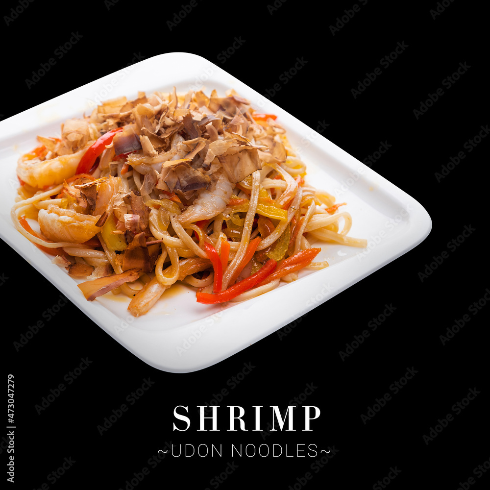 Φωτογραφία Side view of Seafood Udon noodles with shrimp, bell pepper, onions, carrots, tuna shavings served on square plate