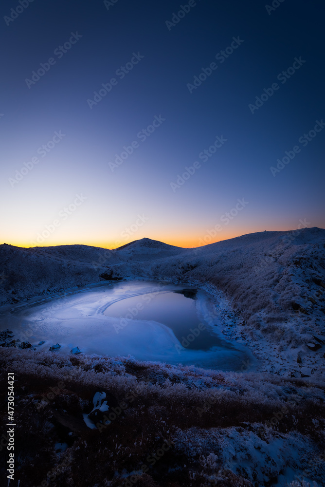 冬の九重連山。夜明けの池