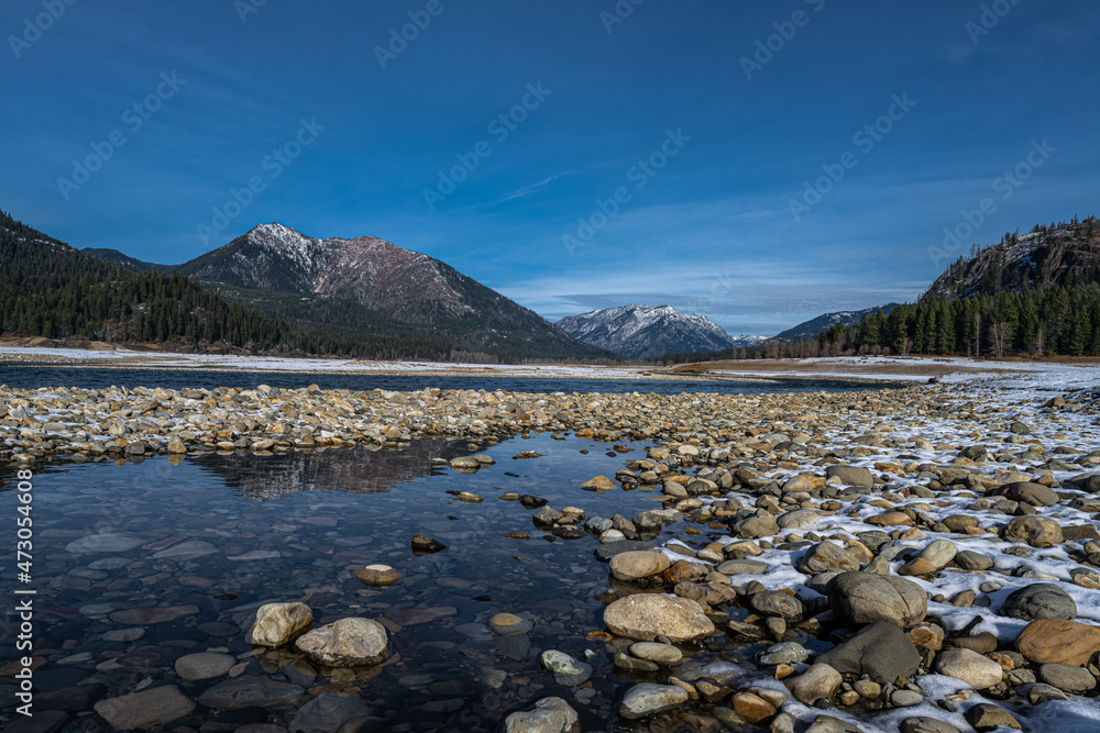 Fototapeta premium Little Salmon la Sac running into the Cle Elum Lake, WA