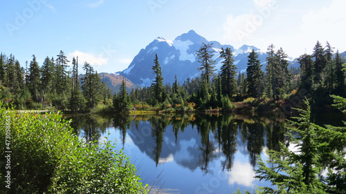 Fototapeta Naklejka Na Ścianę i Meble -  Reflection in the surface of Mount Baker Picture Lake