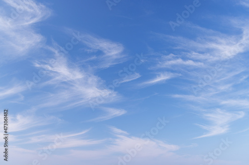 青空に浮かぶ鈎状の形をした雲