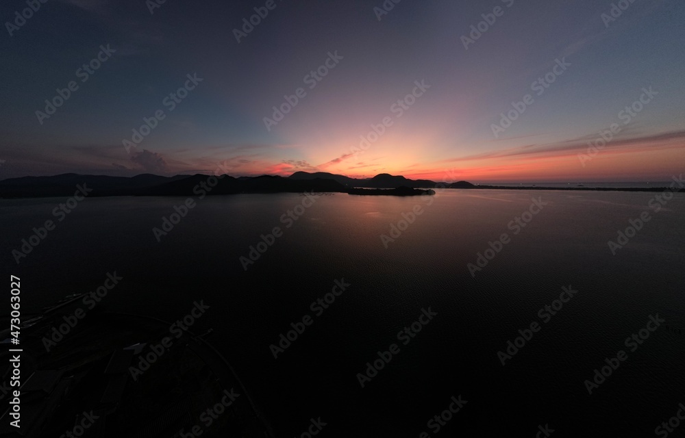 Fototapeta premium 山陰海岸国立公園 京丹後市久美浜湾の綺麗な夕焼け ドローンパノラマ撮影