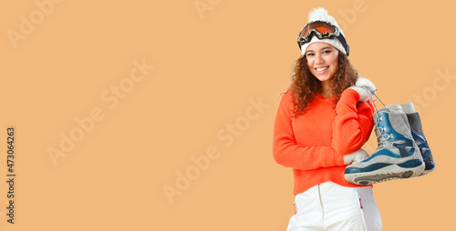 Female snowboarder with sho...