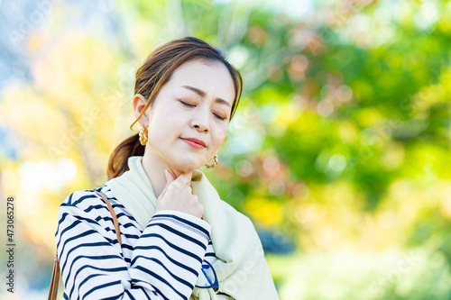 Photography 喉の痛みを気にする女性