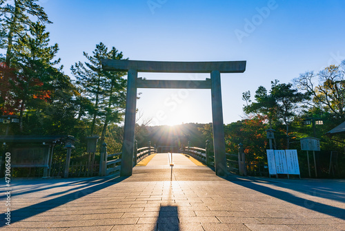 伊勢神宮　内宮　朝日に照らされる宇治橋鳥居