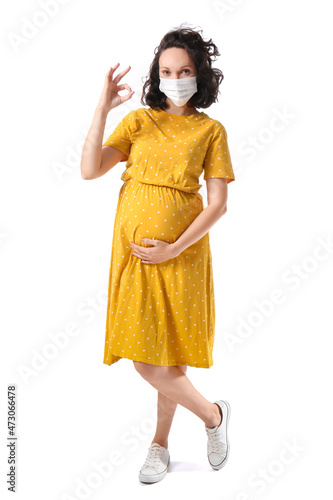 Young pregnant woman in med...