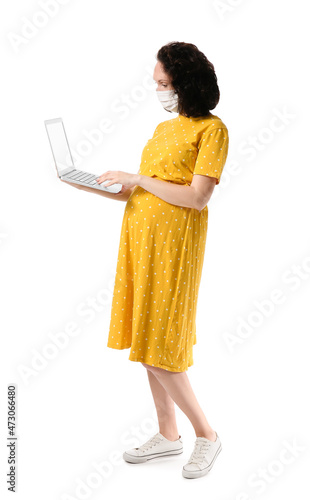 Young pregnant woman in med...