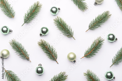 Tela Christmas branches and balls on white background