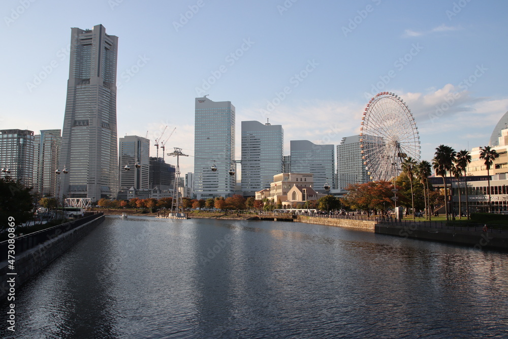 横浜みなとみらいの運河とロープウェイと高層ビルの風景