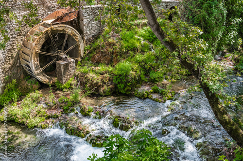 Obraz na plátně The wheel of the old watermill